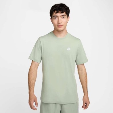 Camiseta Nike NSW Club - Comodidad y Estilo Clásico